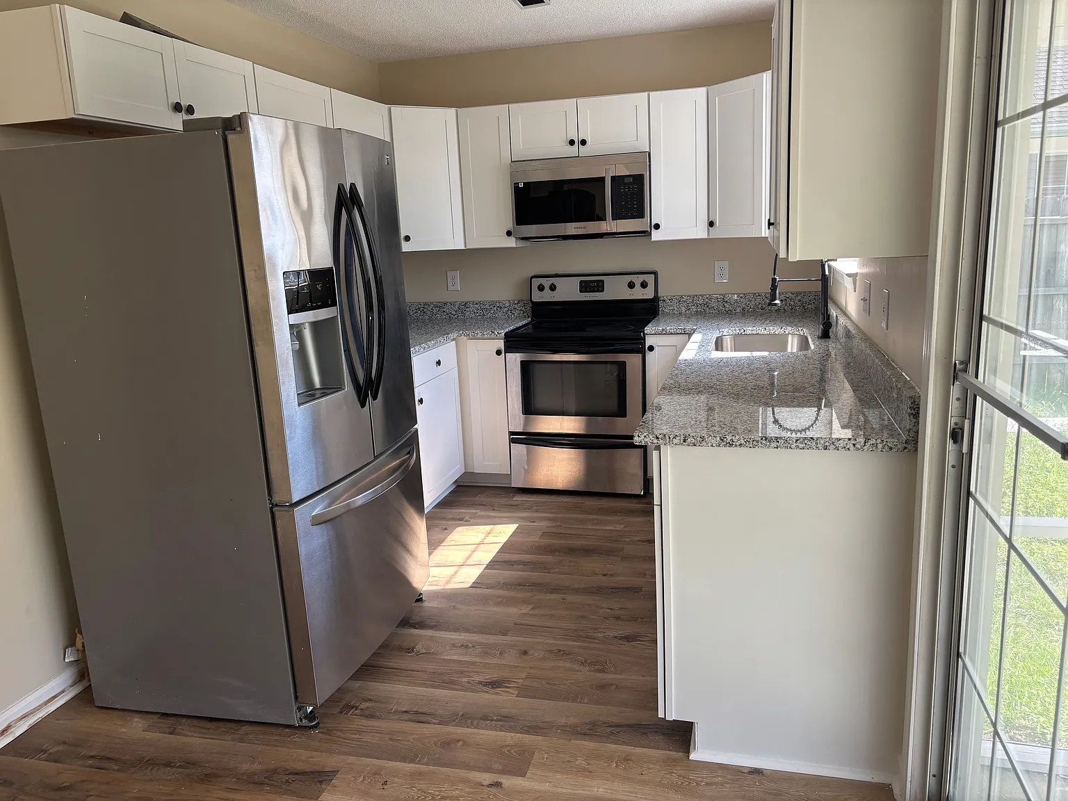 3 bed, 2.5 bath, 1484 sqft, $1,900 — Photo 4