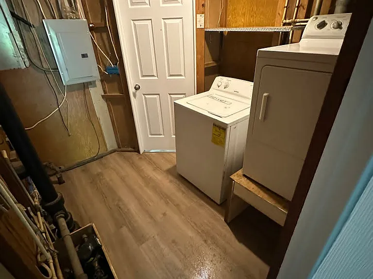 211 Moore Ave — Photo 8