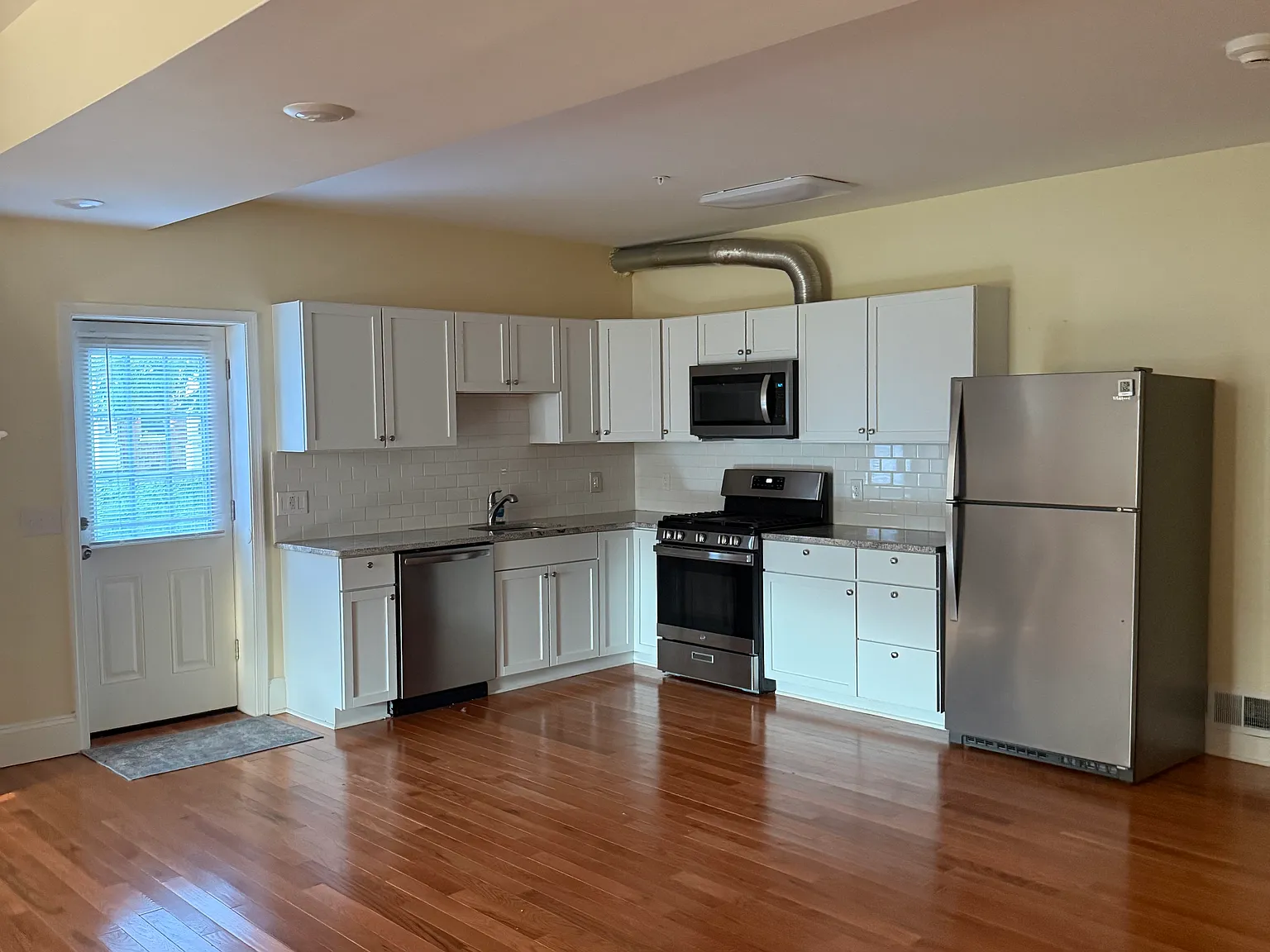2 bed, 1.5 bath, 1100 sqft, $2,050 — Photo 2