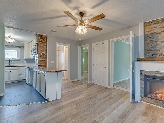 4th image of 212 E Henley St