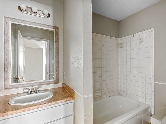 3rd image of 1218 S Main St #27