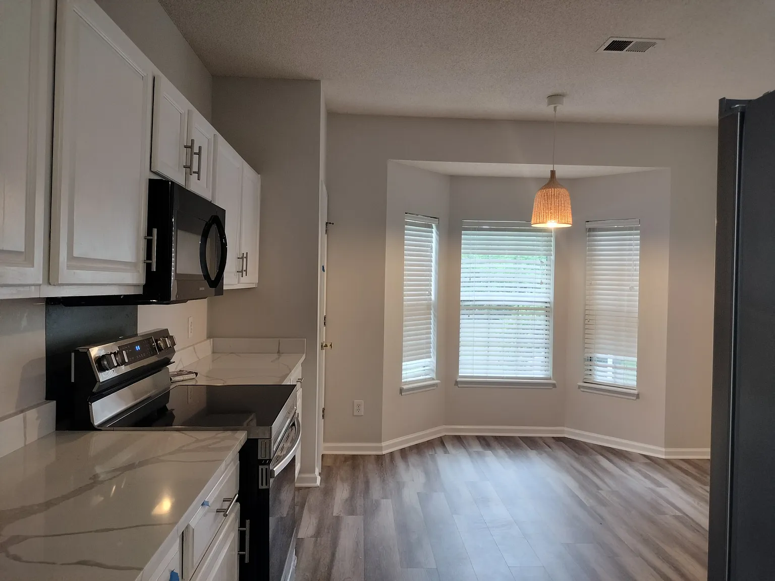 4 bed, 2.5 bath, 2400 sqft, $4,850 — Photo 3