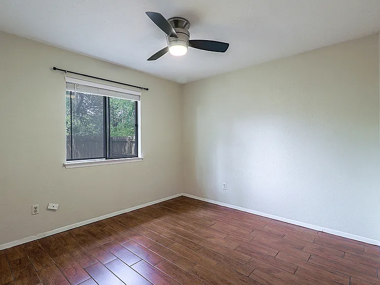 Second bedroom.