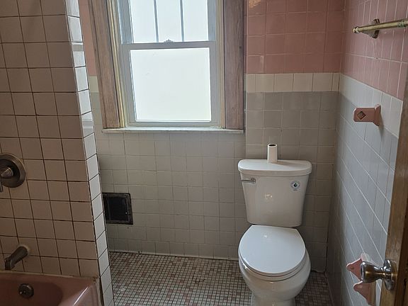 5th image of 1702 Versailles Ave