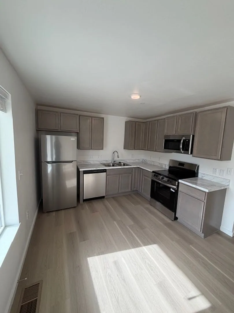 Fresh & Modern 2BR Stylish Living in Quiet 6-Plex — Photo 1