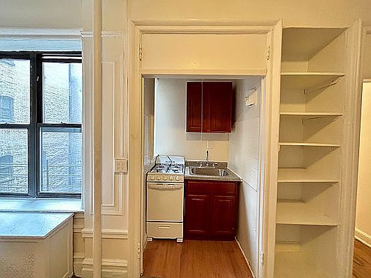 3rd image of 280 E 21st St APT 5