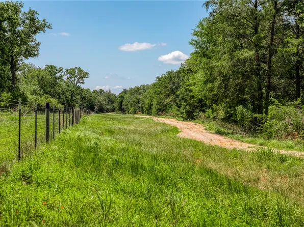 1012 County Road 438, Lexington, TX 78947