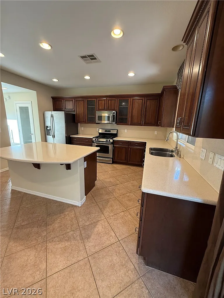 3 bed, 2.5 bath, 2428 sqft, $2,450 — Photo 2