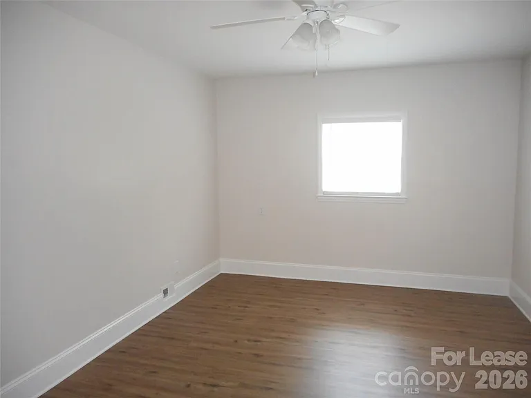 7556 Thorncliff Dr — Photo 8