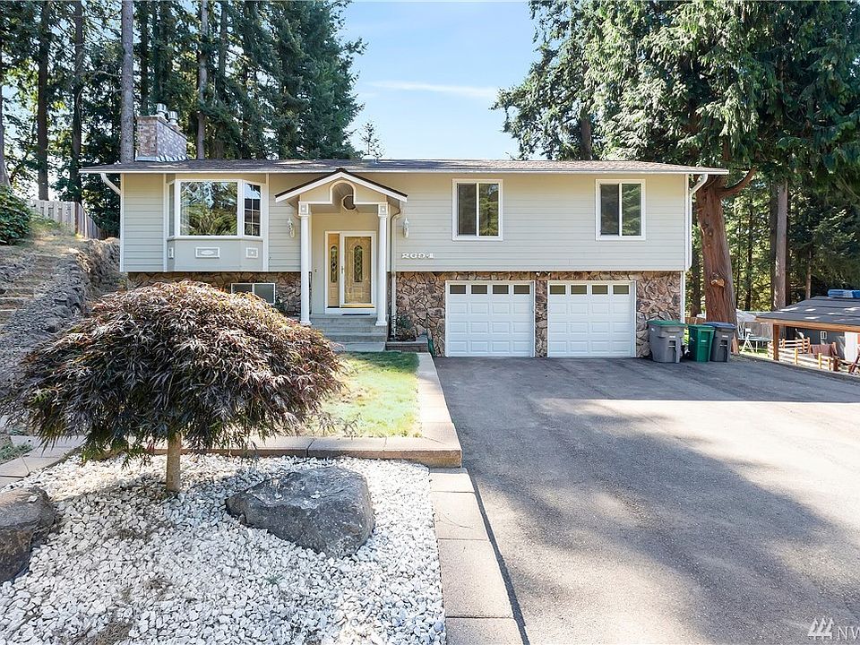 Welcome to 2694 SE Chasewood Ct! This Lovely Home has a Professionally Landscaped Front Yard & Plenty of Parking! 