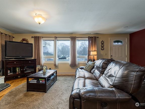 4th image of 1825 Leonard Drive
