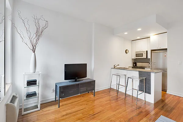 Rented by Yuan Jessica Chuang, LREB | media 8