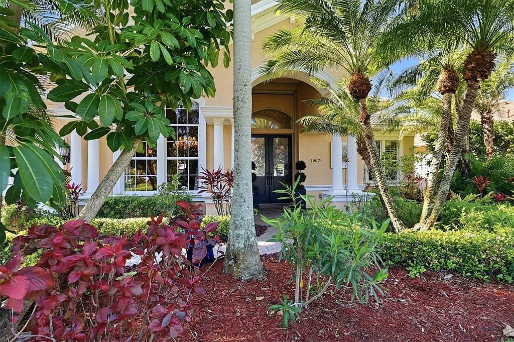 5 bed, 5.0 bath, 4360 sqft, $9,700 — Photo 2