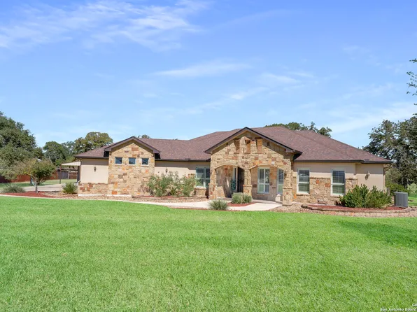 267 Abrego Lake Dr, Floresville, TX 78114