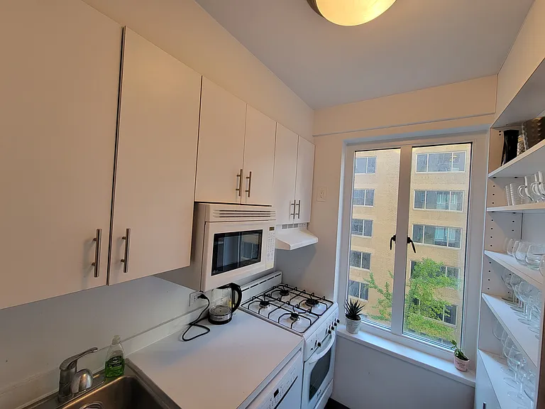 40 Central Park S #9G — Photo 2