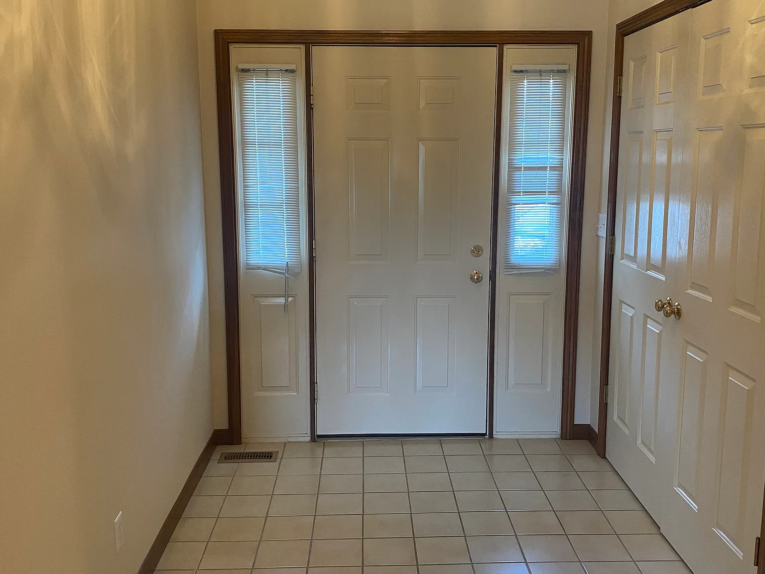2 bed, 1200 sqft, $1,700 — Photo 1