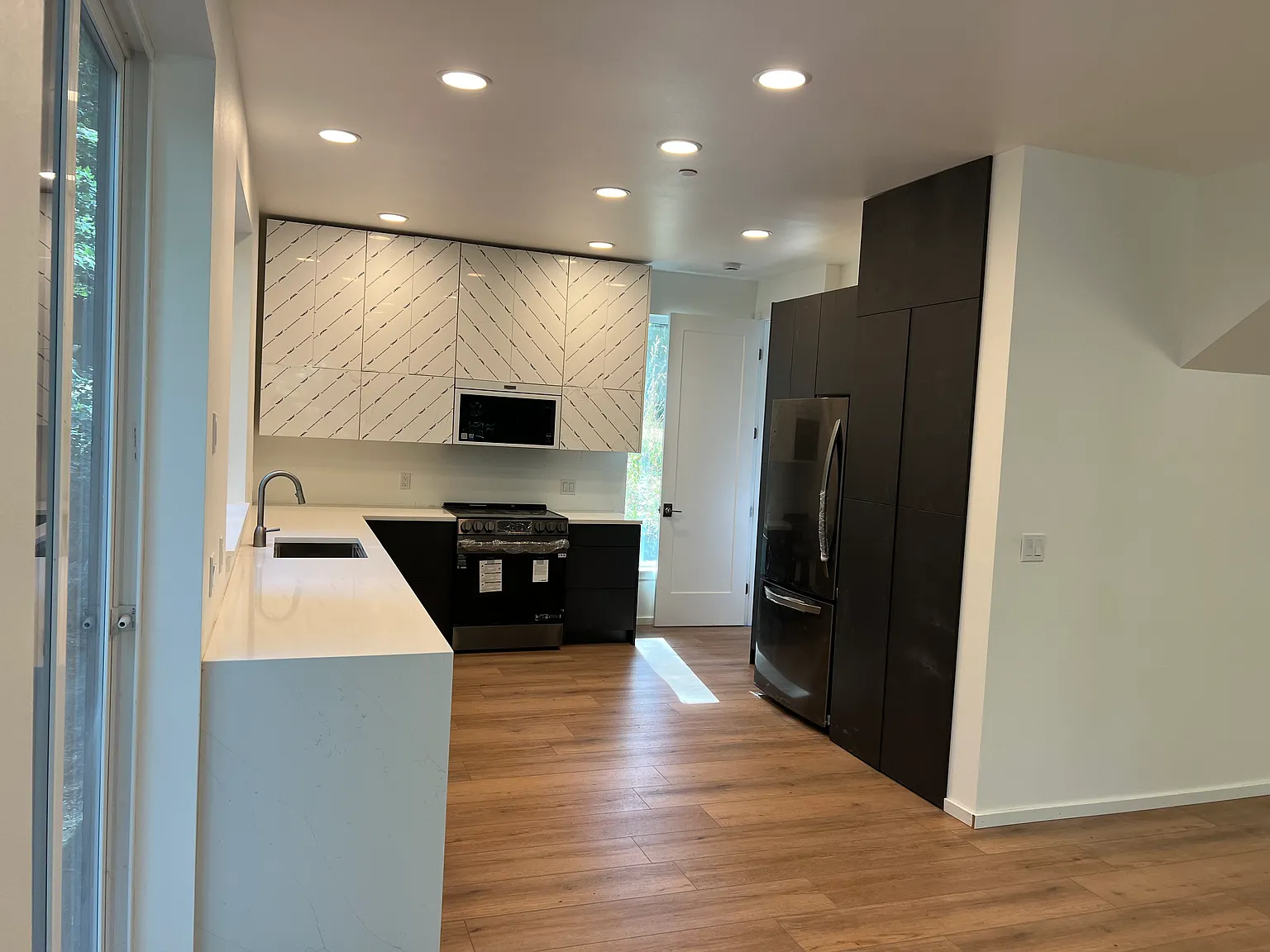 3 bed, 2.5 bath, 2170 sqft, $4,200 — Photo 3