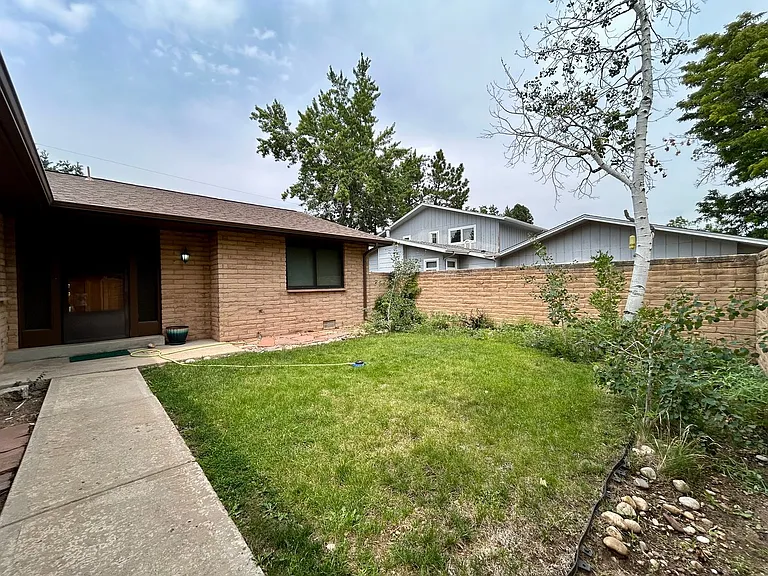 957 Roxwood Ln #C — Photo 2