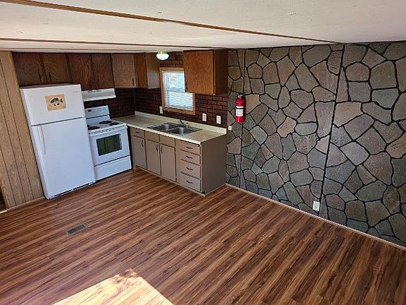 2nd image of 1805 Joslyn St Trailer 72