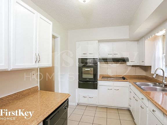 5th image of 1043 E Lexington Ave