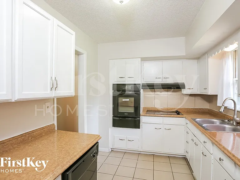 1043 E Lexington Ave — Photo 5