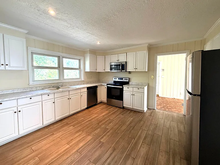 204 Pineview Dr — Photo 5