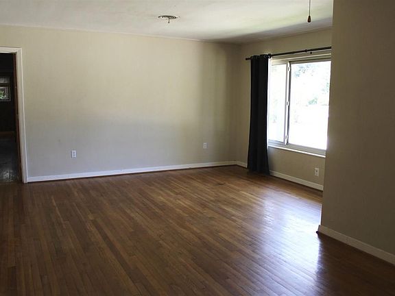 4th image of 3780 Bayou Blvd