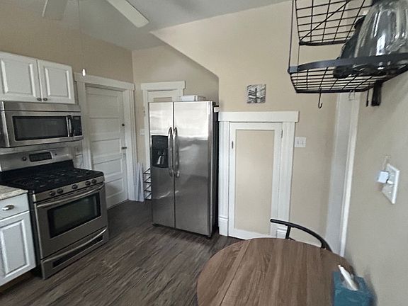 eat-in kitchen