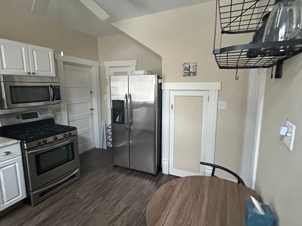 eat-in kitchen