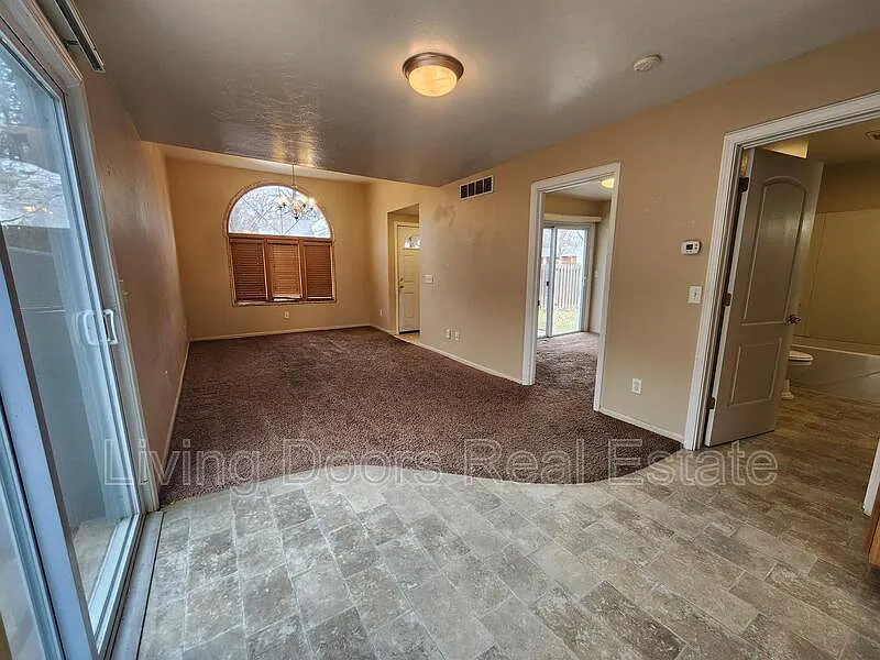 1 bed, 1.0 bath, 669 sqft, $1,285 — Photo 2