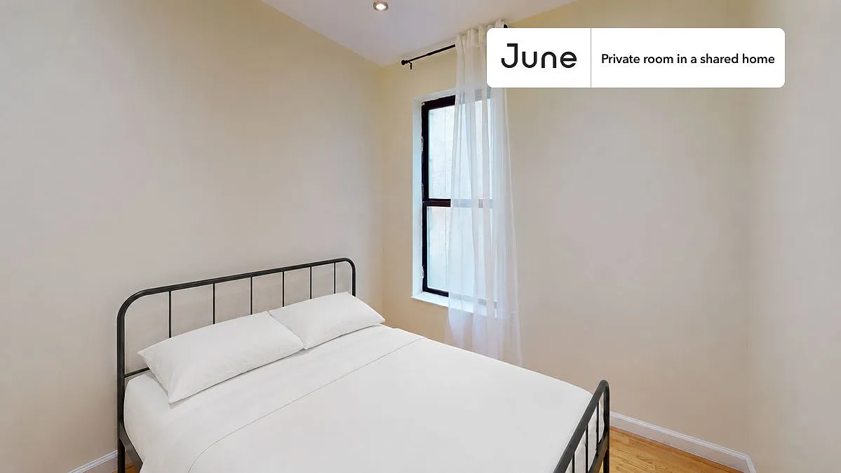 Queen bedroom in 6 bed/3 bath home in Upper West Side #1796 E — Photo 1
