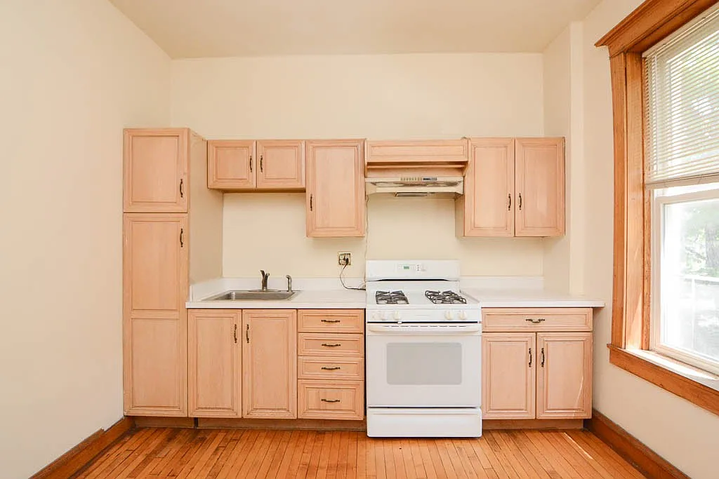 Building Photo - 852 N Leavitt St #3