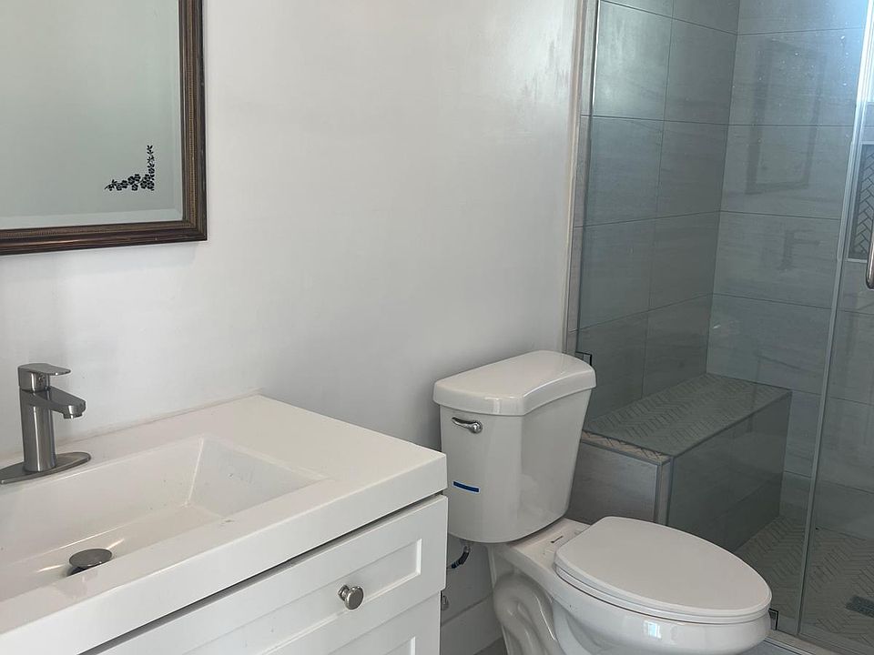 Nice and modern bathroom with a shower and a bench