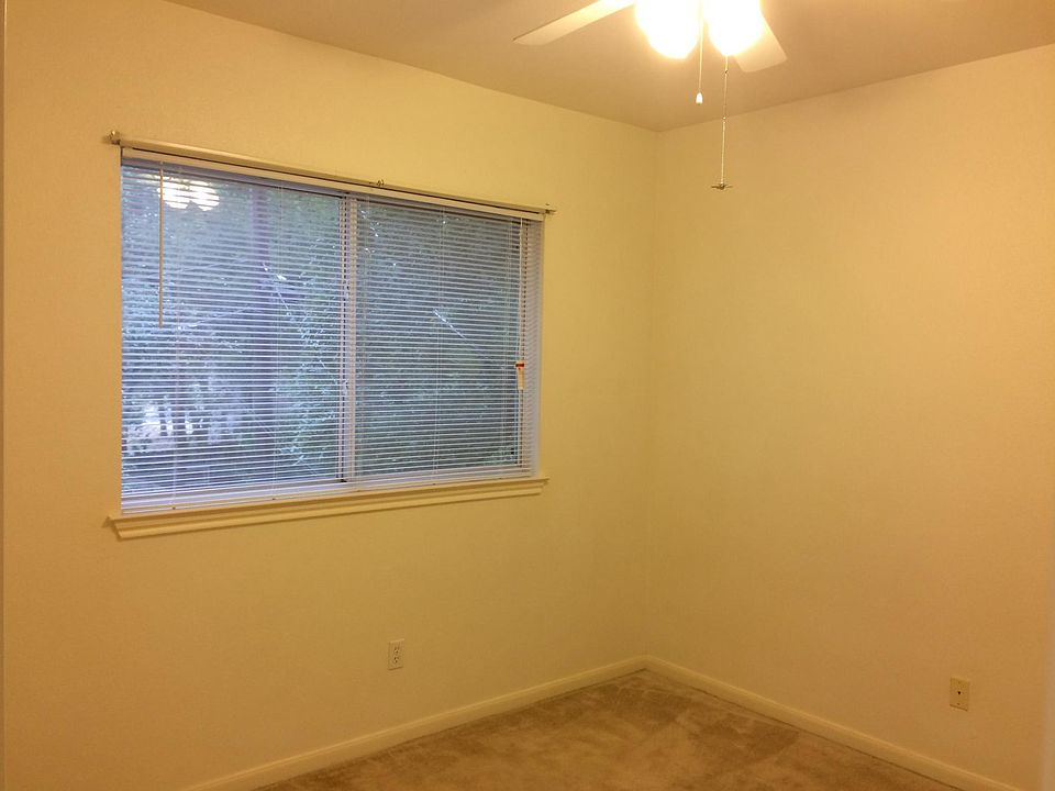 MASTER BEDROOM HAS CEILING FAN LIGHT COMBO - FULL SOLAR SCRE