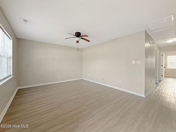 3rd image of 405 Somerset Cv