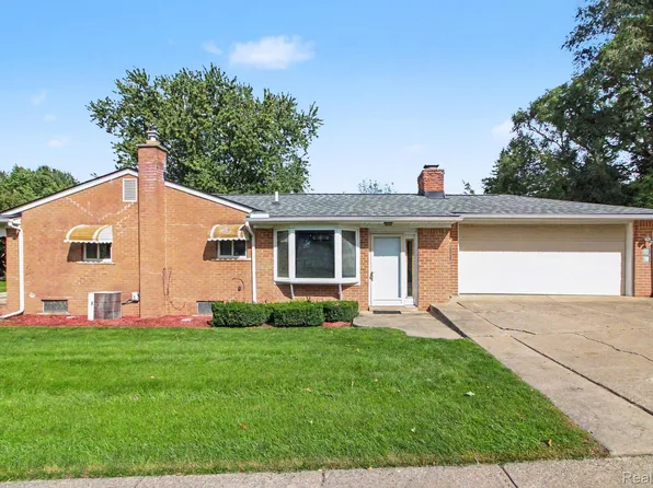 1085 Queen Ct, Milford, MI 48381