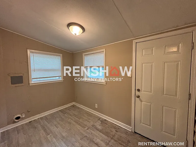2458 Whitney Ave — Photo 18