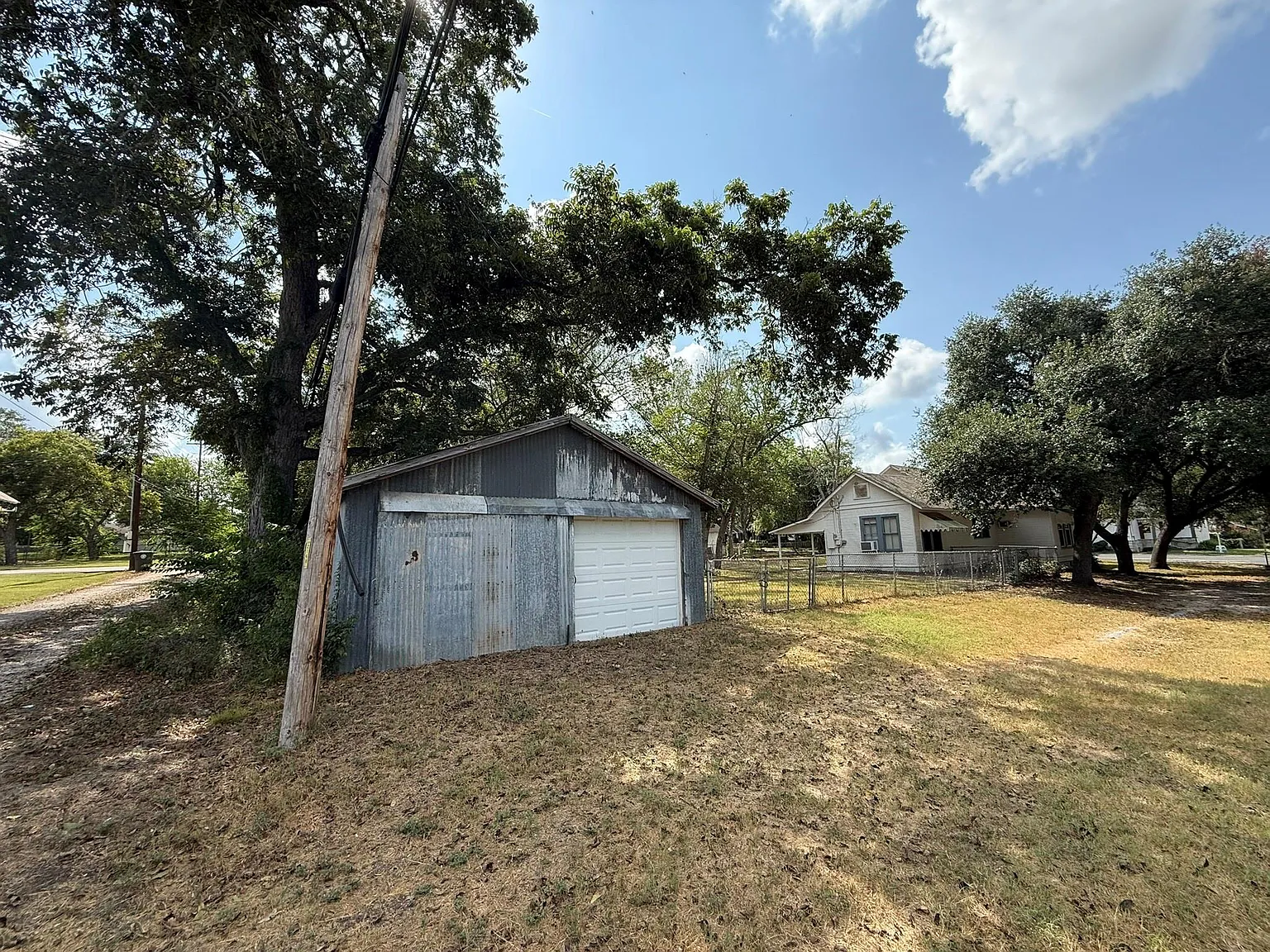 3 bed, 1.0 bath, 1516 sqft, $1,450 — Photo 3