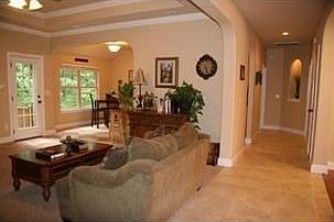 3rd image of 8 Henrietta Ln