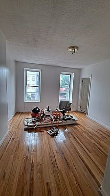 4th image of 526 Willoughby Ave #2