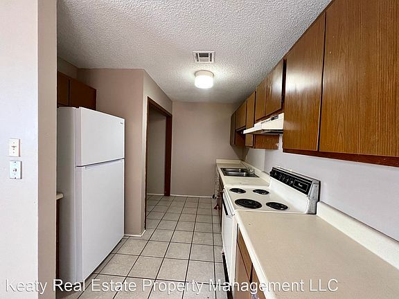 5th image of 110 Vieux Orleans Cir APT D