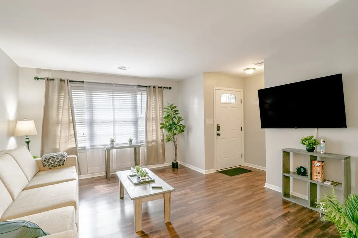3 bed, 2.0 bath, 1496 sqft, $4,164 — Photo 4