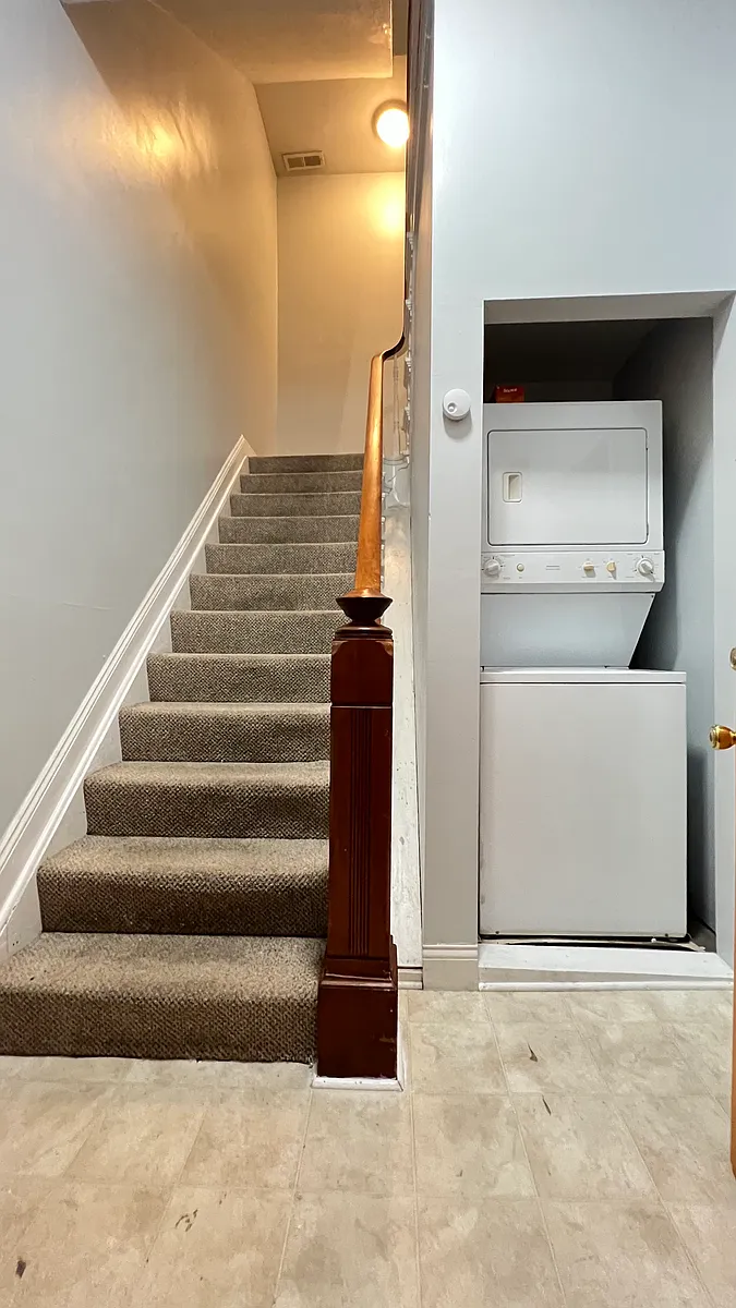 Entrance with in-unit laundry - 2228 Flora St #2B