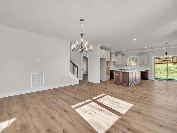 3rd image of 182 Mimosa Rd
