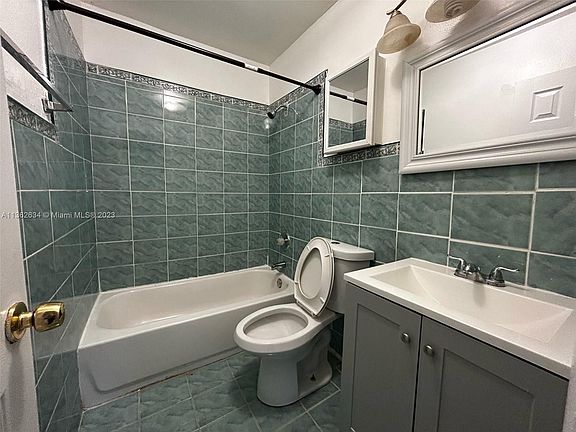 4th image of 2401 NW 15th St #1