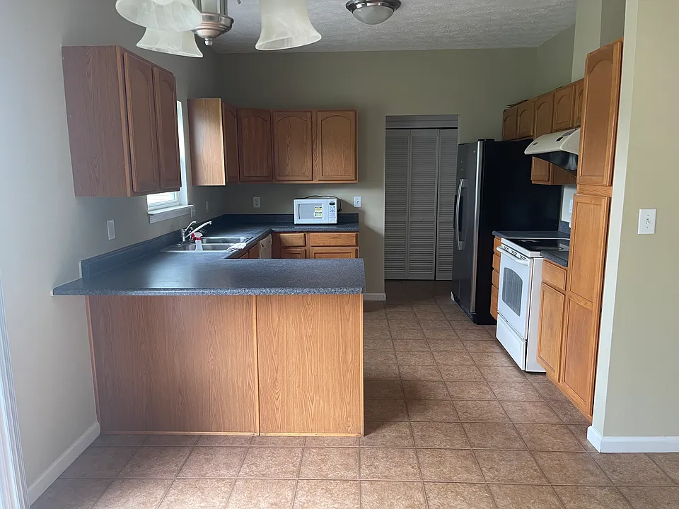 989 Onyx St