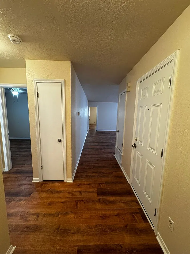 Remodeled 4 Bedroom 2 Bath Spacious Home — Photo 3