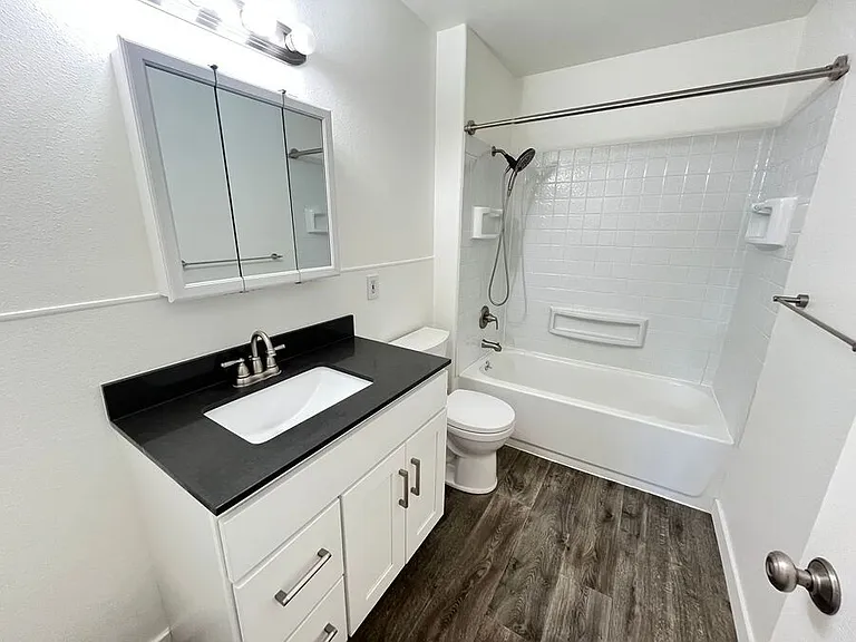 1148 E 18th St #2 — Photo 7