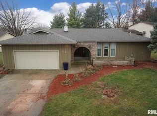 52 Greentrail Dr, Chatham, IL 62629