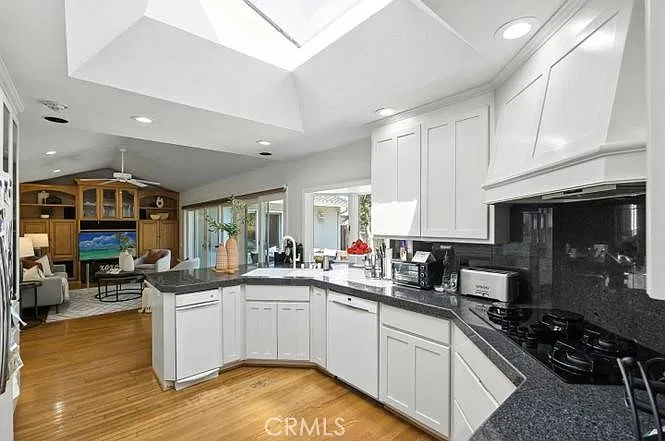 3 bed, 2052 sqft, $3,995 — Photo 3